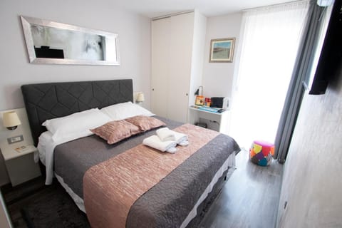 Bed, Photo of the whole room, towels