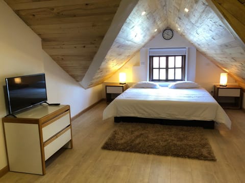 Bed, Photo of the whole room, Decorative detail