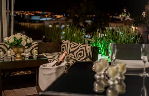 Restaurant/places to eat, Balcony/Terrace