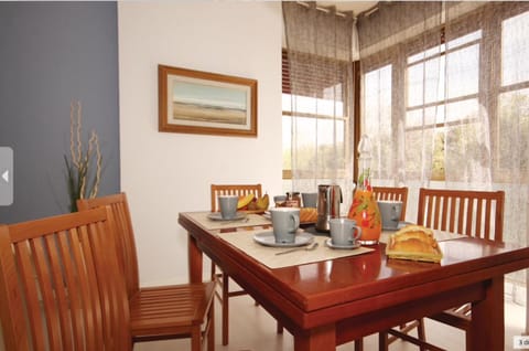 Coffee/tea facilities, Living room, Decorative detail, Dining area