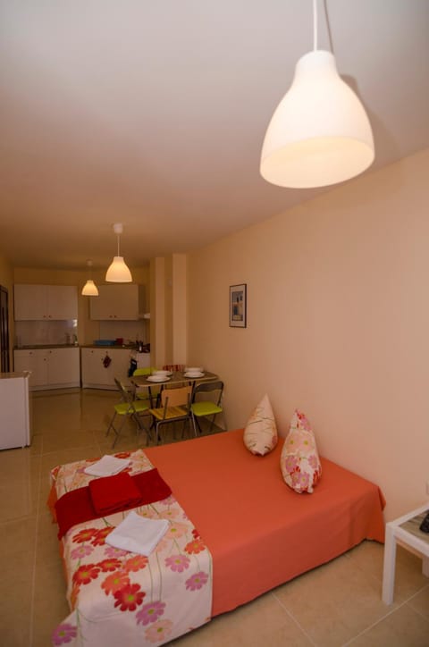 Bed, Kitchen or kitchenette, Living room, Photo of the whole room, Seating area, Dining area, Bedroom, towels