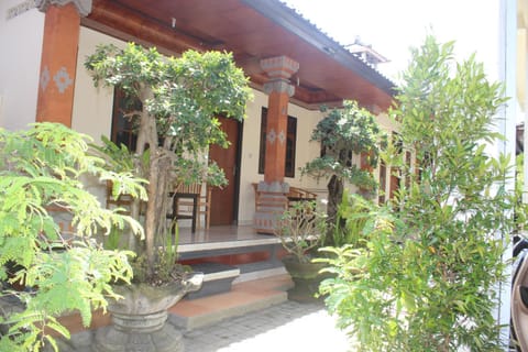 JS Guest House Bed and Breakfast in Kuta