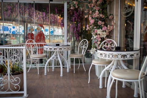 Restaurant/places to eat, Seating area