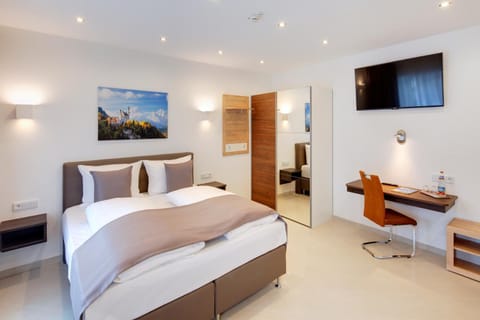 Bed, Photo of the whole room, Seating area, Bedroom, hair dresser, wardrobe