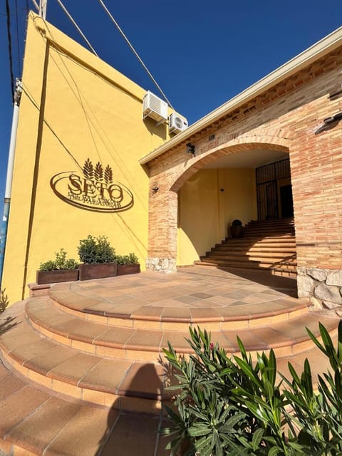 Property building, Facade/entrance, Lobby or reception