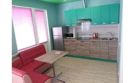 Day, Activities, Summer, Kitchen or kitchenette, Living room, Food and drinks, Food and drinks, Decorative detail, Decorative detail, Seating area, Dining area, On site, Area and facilities, Area and facilities