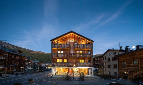 Property building, Restaurant/places to eat, Parking