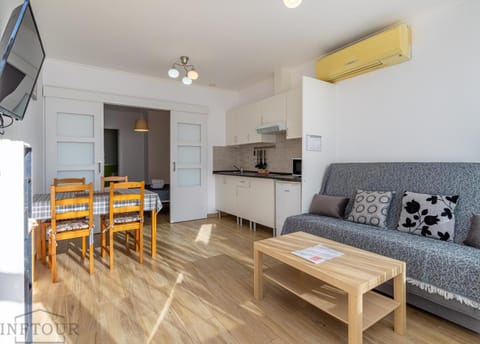 Communal lounge/ TV room, TV and multimedia, Kitchen or kitchenette, Living room, Floor plan, Dining area