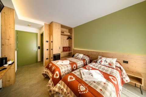 Bed, TV and multimedia, Bedroom, wardrobe