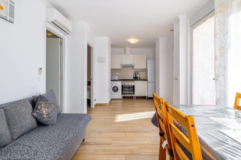 Kitchen or kitchenette, Living room, Seating area, Dining area, oven