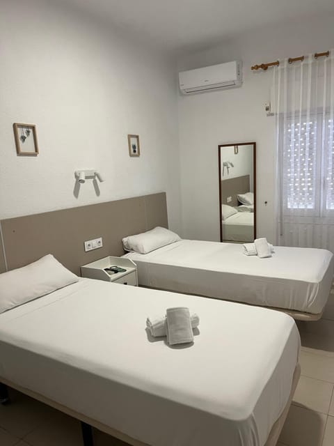 Bed, Photo of the whole room, Bedroom, air conditioner