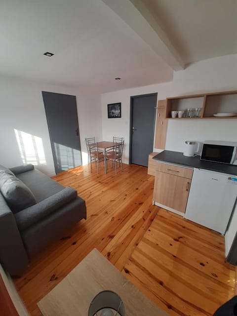 Kitchen or kitchenette, Living room, Seating area, minibar