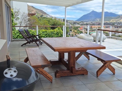 Patio, View (from property/room), Balcony/Terrace, Seating area, Mountain view