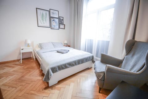 Bed, Decorative detail, Seating area, Bedroom