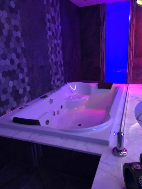 Restaurant/places to eat, Bed, Hot Tub, Coffee/tea facilities, Spa and wellness centre/facilities, Bath, bidet, internet, locker