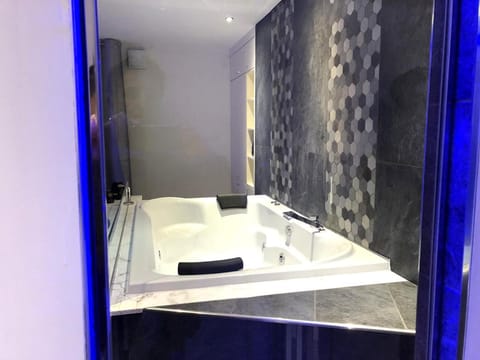 Restaurant/places to eat, Bed, Hot Tub, Bathroom, Coffee/tea facilities, View (from property/room), Bath, bidet, internet, towels