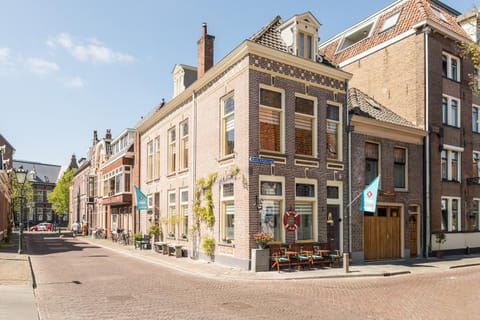 Property building, Facade/entrance, Decorative detail, City view