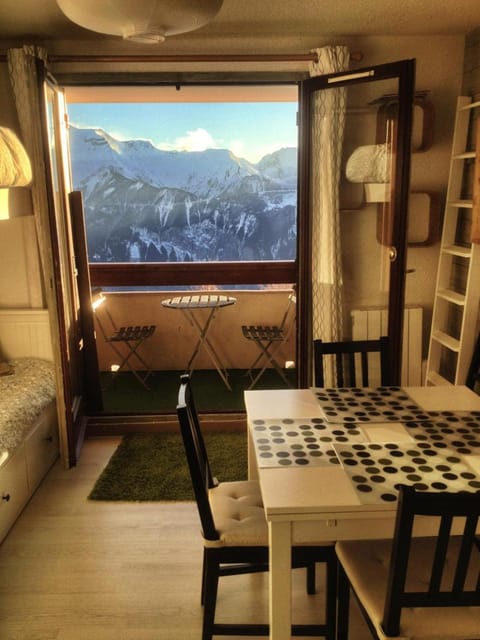 Living room, Seating area, Dining area, Mountain view