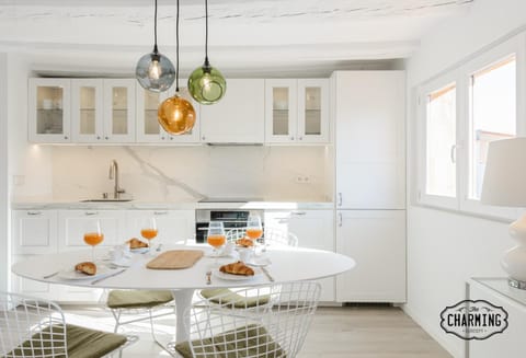 Kitchen or kitchenette, Dining area