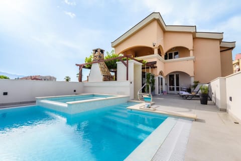 Property building, Day, Swimming pool, sunbed