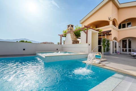 Property building, Day, Swimming pool, sunbed