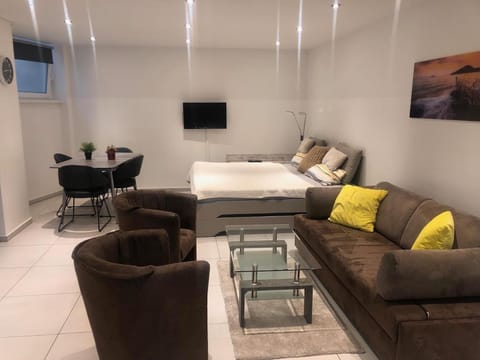 Communal lounge/ TV room, TV and multimedia, Living room, Seating area, Evening entertainment