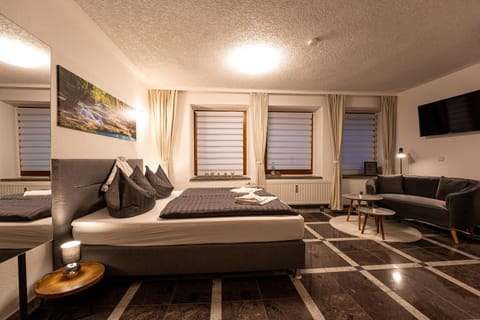 Bed, TV and multimedia, Photo of the whole room, Seating area, Bedroom
