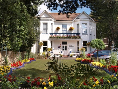 Facade/entrance, Spring, Summer, Garden, Garden, Garden view, Parking