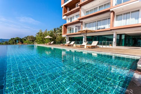 Property building, Natural landscape, Balcony/Terrace, Swimming pool, sunbed