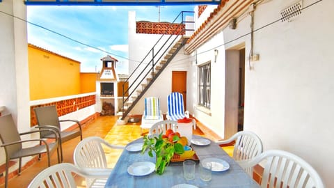 Property building, BBQ facilities, BBQ facilities, Balcony/Terrace, locker