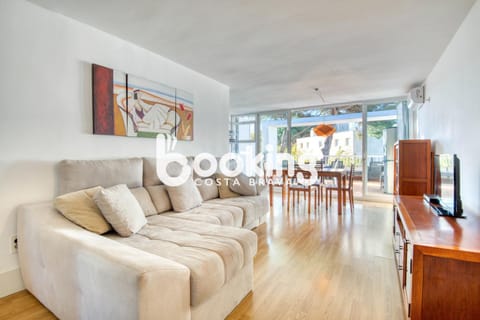 Communal lounge/ TV room, TV and multimedia, Living room, Seating area, Evening entertainment