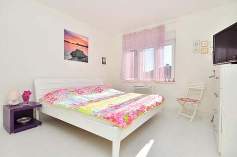 Bed, TV and multimedia, Photo of the whole room, Bedroom, air conditioner