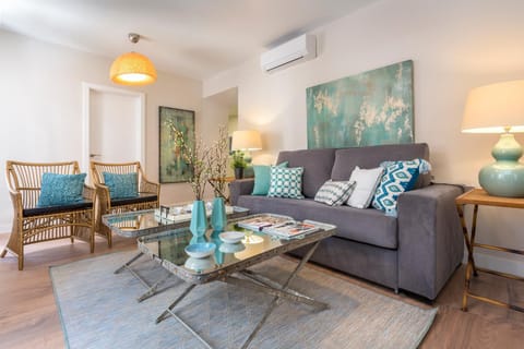 TV and multimedia, Living room, Photo of the whole room, Decorative detail, Seating area, Dining area