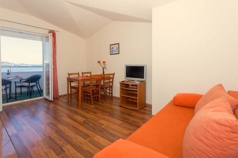 TV and multimedia, Coffee/tea facilities, Living room, Seating area, Dining area