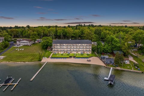 Beachfront Hotel Houghton Lake Hotel in Houghton Lake