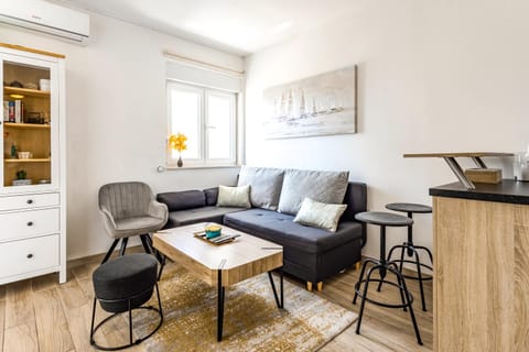 Balcony/Terrace, Living room, Seating area, internet, microwave, minibar, air conditioner