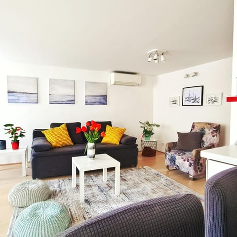 TV and multimedia, Living room, Seating area, air conditioner