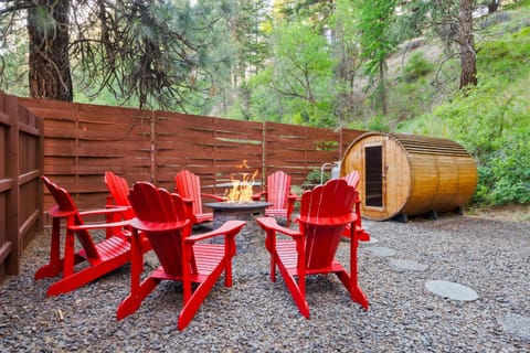 Sauna, Seating area, fireplace