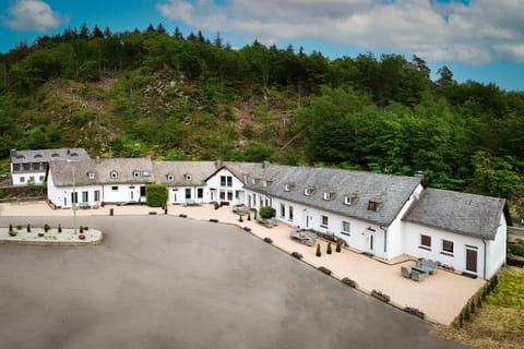 Property building, Day, Neighbourhood, Natural landscape, Mountain view