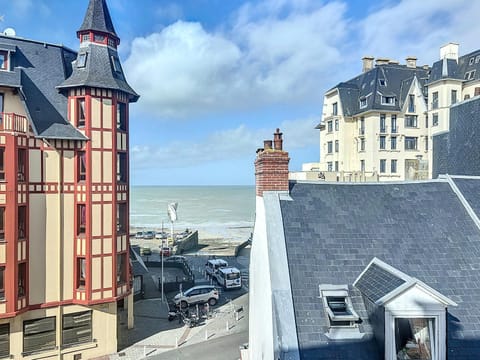 Grand duplex en centre-ville avec vue, à 50m de la plage, ascenseur, et WIFI - FR-1-361-165 Apartment in Granville