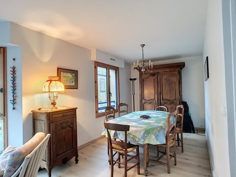 Grand duplex en centre-ville avec vue, à 50m de la plage, ascenseur, et WIFI - FR-1-361-165 Apartment in Granville