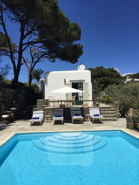 Photo of the whole room, Pool view