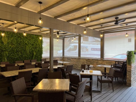 Restaurant/places to eat, Seating area