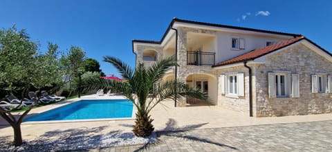 Property building, Day, Pool view, Swimming pool