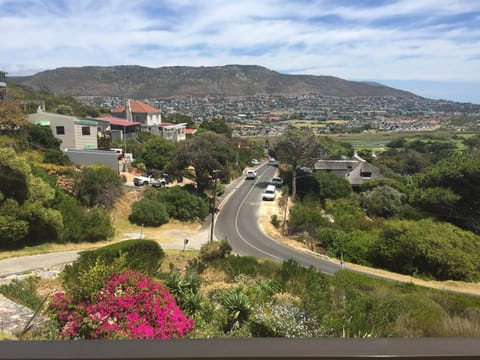 Serene Mountain Flat Apartment in Cape Town