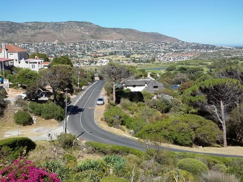 Serene Mountain Flat Apartment in Cape Town
