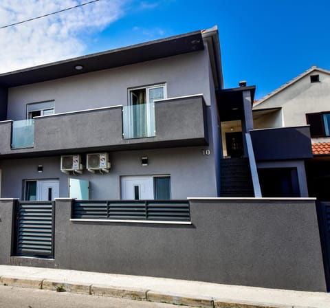 Facade/entrance, Balcony/Terrace, Decorative detail, Street view