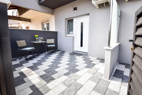 Patio, Facade/entrance, Balcony/Terrace, Street view