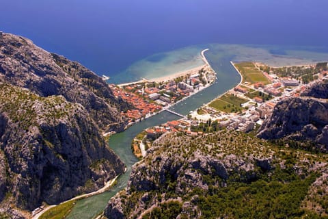 Neighbourhood, Natural landscape, Bird's eye view, View (from property/room), Beach, Hiking, City view, Landmark view, Mountain view, River view, Sea view, Street view, Area and facilities
