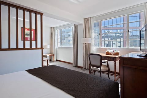 Bed, TV and multimedia, View (from property/room), Bedroom